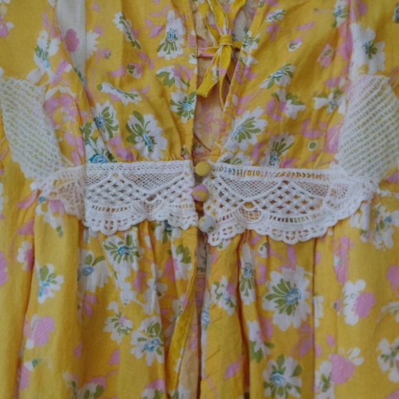 Floral Yellow Sleeveless Top with Lace Trim - Picture 7 of 8